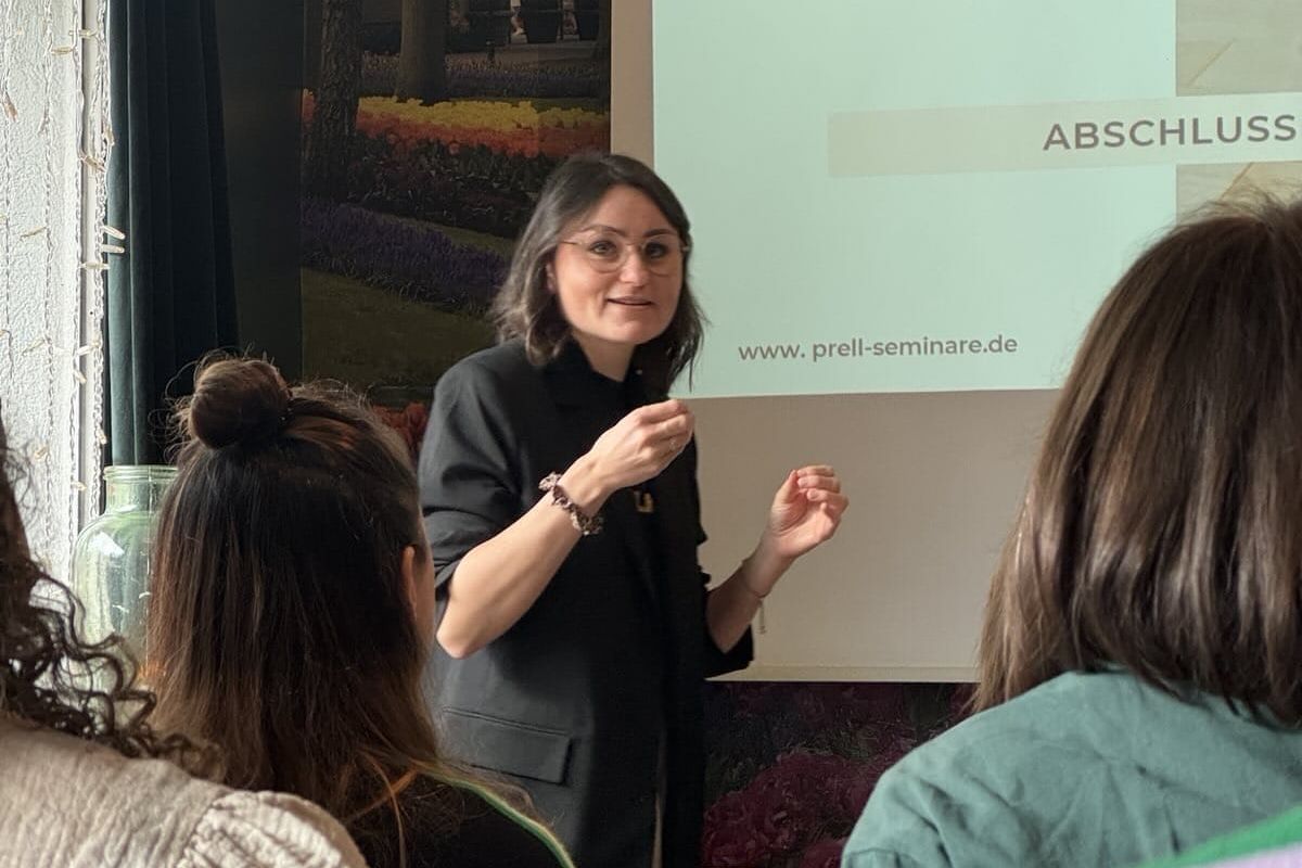 Frau macht sich auf den Weg, Entspannung, Erschöpfung, Mental load, Stressbewältigung, Sexualität, Zyklusbewusstsein, weibliche Lust, Grenze