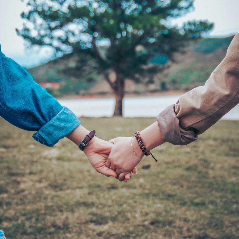 verliebt sein Liebe Beziehung Aufklärung Sexuelle Bildung Sexualpädagogik verknallt sein Händchen halten